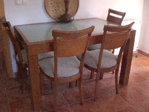 Mesa de comedor extensible con 6 sillas.